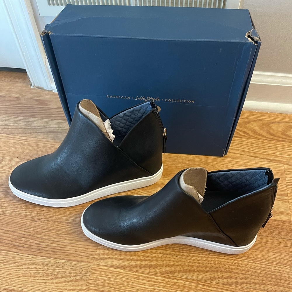 New/never worn! Women’s Dr. Scholl’s Madison Hi Ankle Boot- 10M